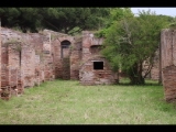 07668 ostia - regio iv - insula ii - portico e caseggiato dell'ercole (iv,ii,2-4) - becken im suedteil des platzes.jpg